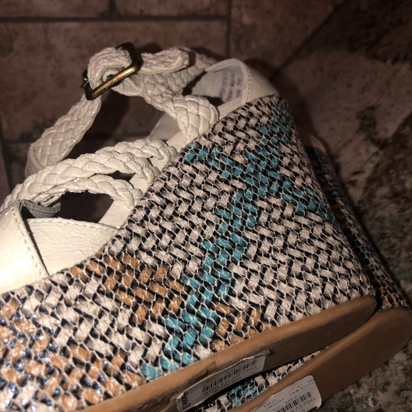 New!!! Buckle Wedge - Picture 8 of 9